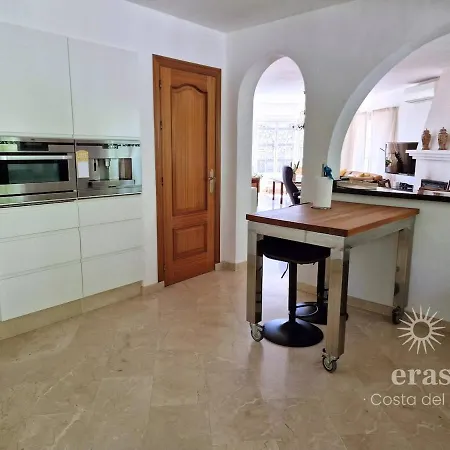 Villa With Pool, Jacuzzi, Barbecue, Garden And Privacy V215